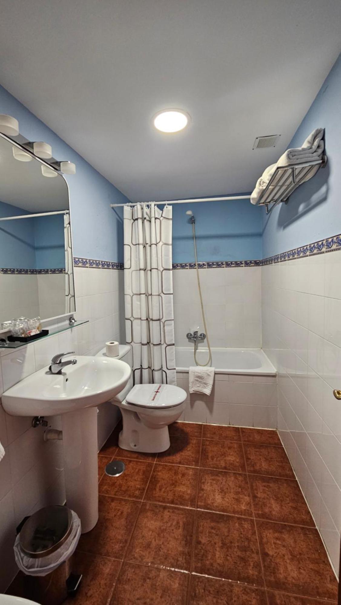 קאריון דה לוס קונדס Hostal Albe מראה חיצוני תמונה